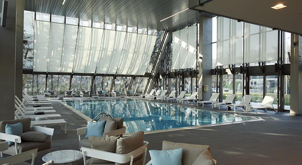 U hotelu se nalazi najveći zatvoreni bazen u gradu.