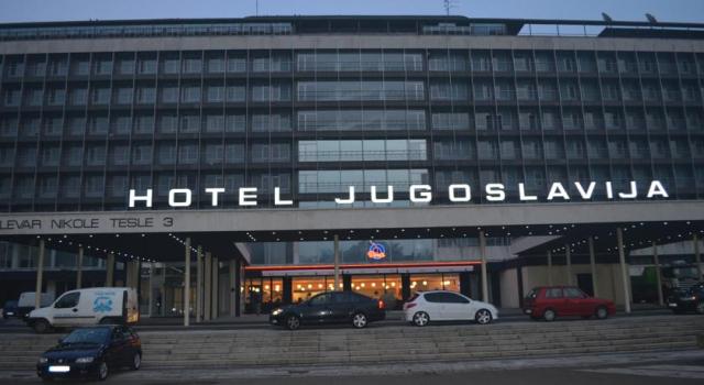 Hotel se nalazi na adresi Bulevar Nikole Tesle 3, Zemun, 11000 Beograd, Srbija.