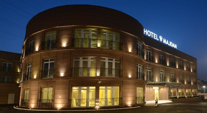 Hotel se nalazi na adresi Mokroluška 174d, 11000 Beograd, Srbija. 