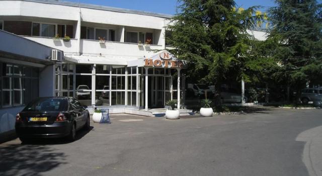 Adresa hotela ,,Naciolal" je Autoput 5, Novi Beograd, 11000 Beograd, Srbija